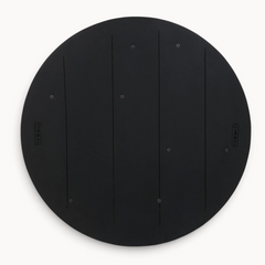 Aika Wandrek Kier, een rond zwart wandrek met een minimalistisch houten ontwerp en zichtbare schroefdetails.