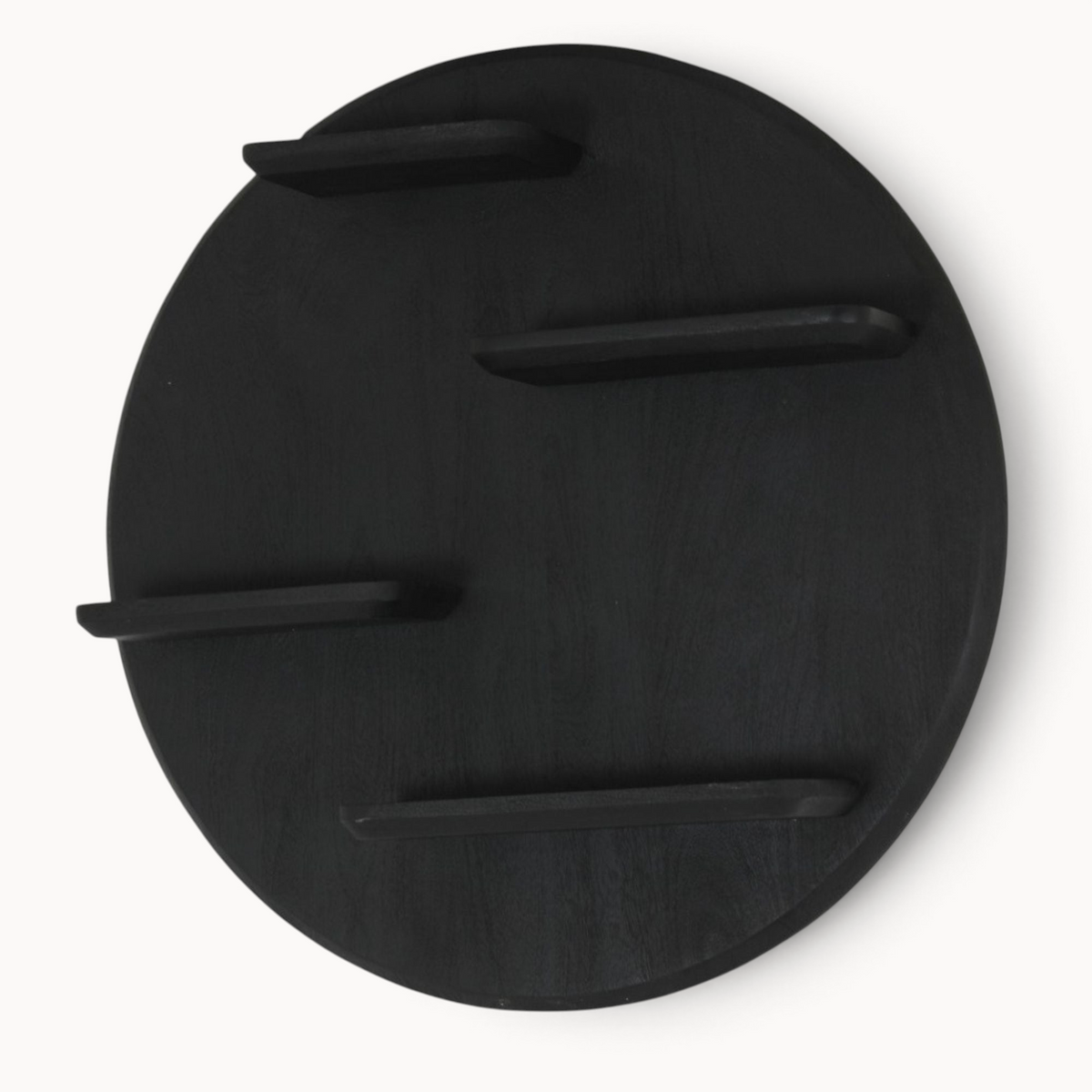 Aika rond zwart houten wandrek Kier met vier asymmetrische legplanken voor wanddecoratie