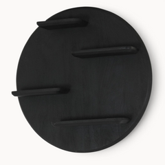 Aika rond zwart houten wandrek Kier met vier asymmetrische legplanken voor wanddecoratie