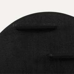 Aika Wandrek Kier, een rond zwart houten wandrek met minimalistische legplanken en zichtbare houtnerf
