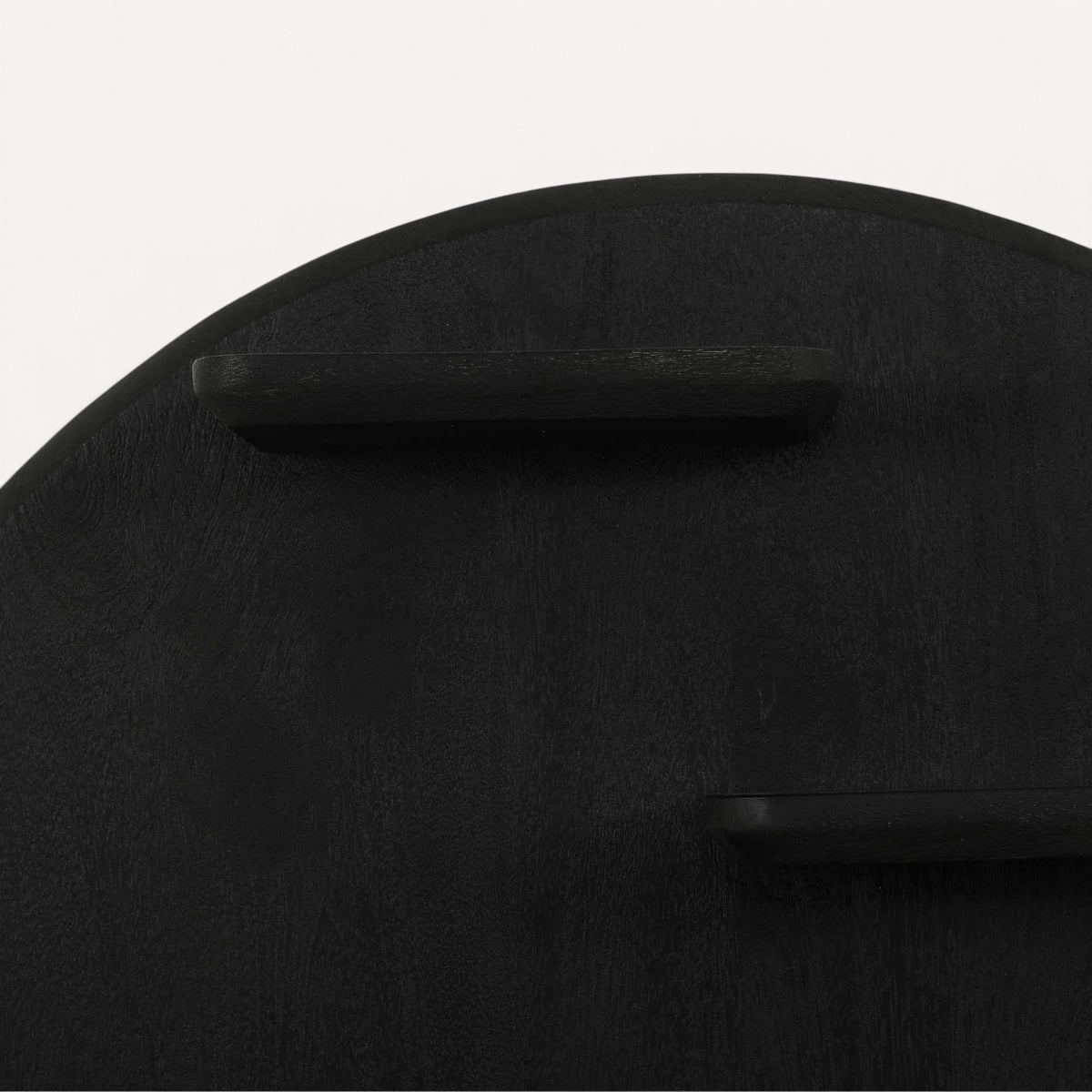 Aika Wandrek Kier, een rond zwart houten wandrek met minimalistische legplanken en zichtbare houtnerf