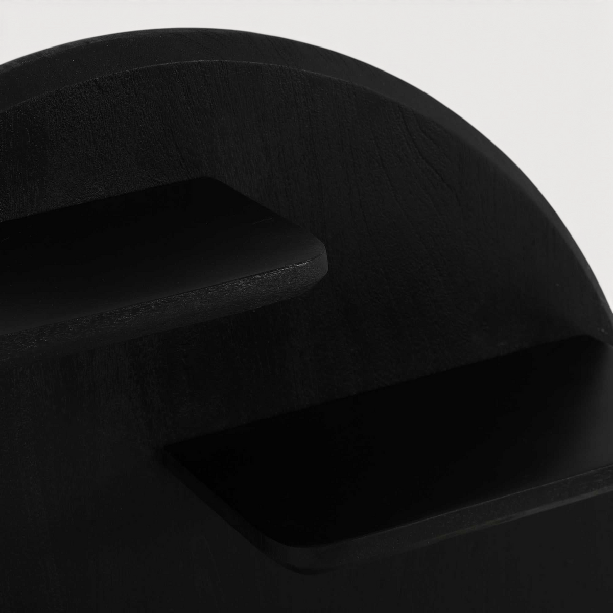 Aika wandrek Kier in een ronde vorm met zwarte houten planken voor een moderne wanddecoratie.