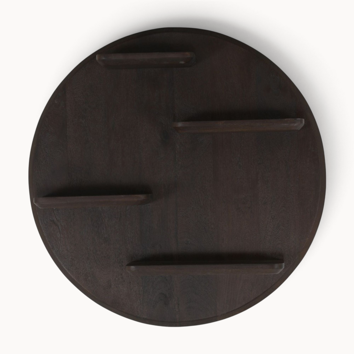 Aika Wandrek Kier, een rond wandrek van donkerbruin hout met vier asymmetrische legplanken.