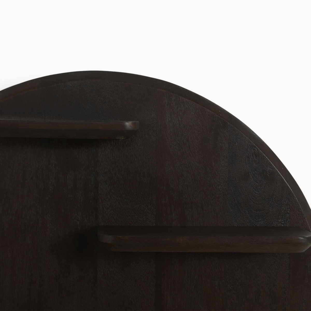 Aika wandrek Kier met een donkerbruin houten halfrond ontwerp en twee horizontale planken