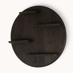 Aika wandrek Kier, een rond wandrek van donkerbruin hout met vier asymmetrische legplanken voor decoratie.