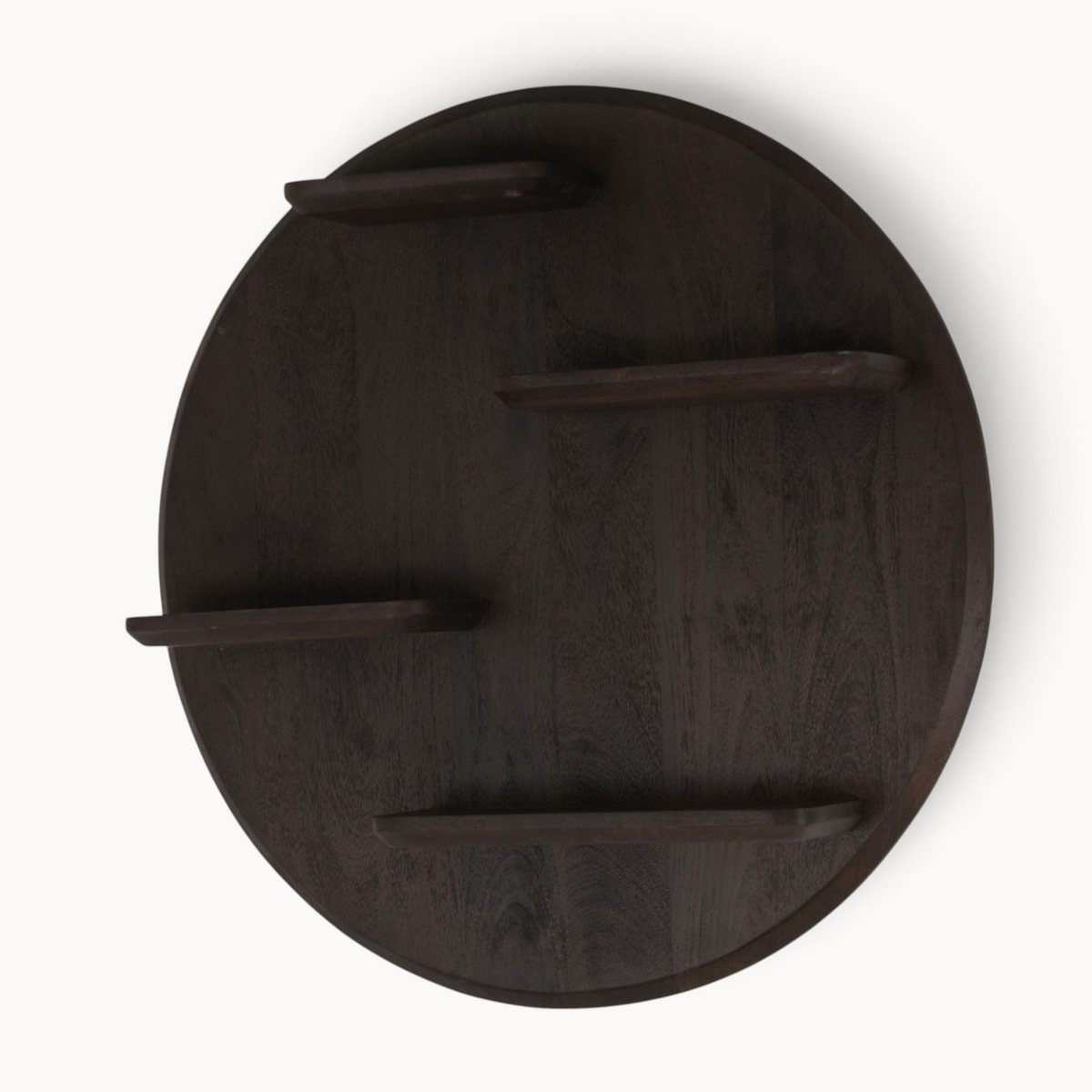 Aika wandrek Kier, een rond wandrek van donkerbruin hout met vier asymmetrische legplanken voor decoratie.
