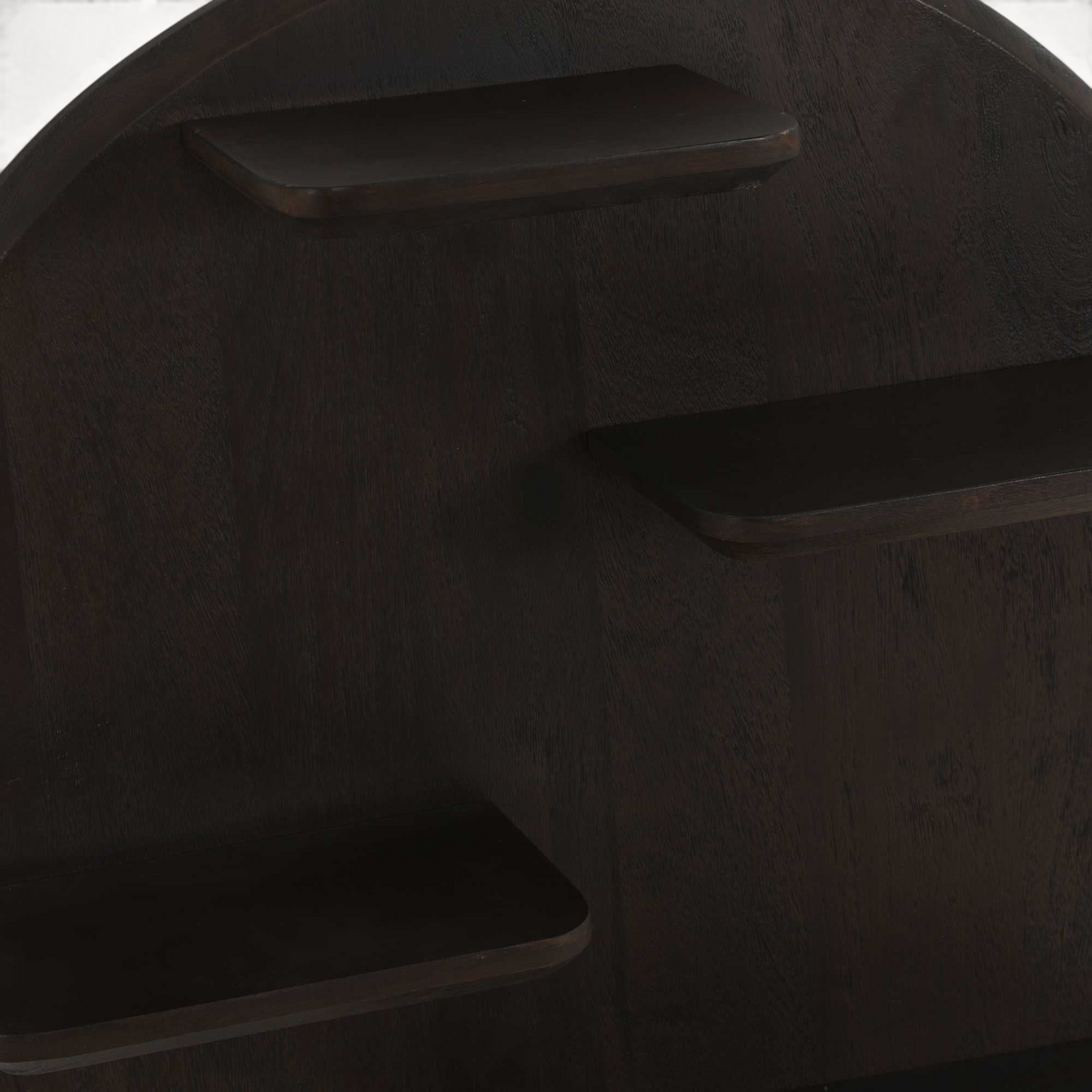 Aika wandrek Kier met een rond ontwerp en drie donkerbruine houten planken voor wanddecoratie.