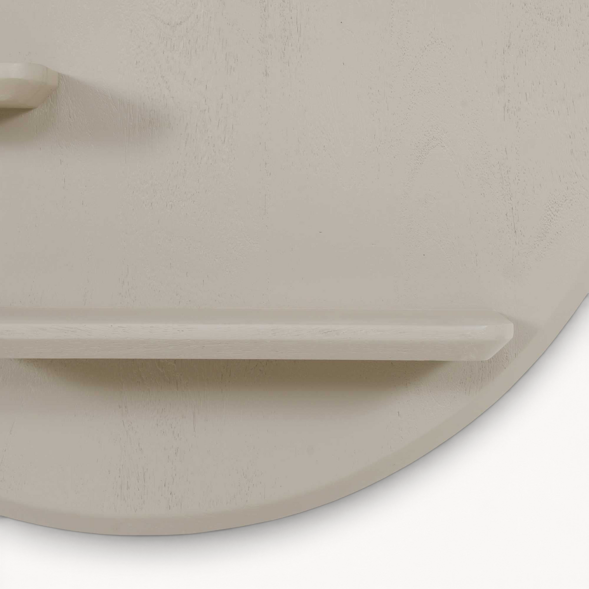 Aika Wandrek Kier, een rond beige houten wandrek met minimalistische legplanken voor aan de muur.
