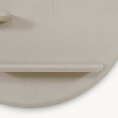 Aika Wandrek Kier, een rond beige houten wandrek met minimalistische legplanken voor aan de muur.