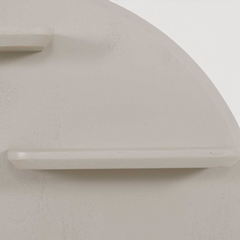 Aika wandrek Kier met een halfrond ontwerp in een lichte, neutrale kleur met zichtbare houtnerf en twee legplanken.