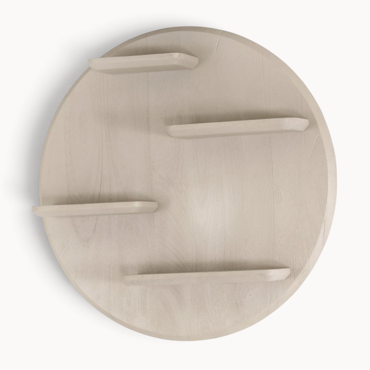 Aika Wandrek Kier, een rond houten wandrek in een lichte kleur met vier asymmetrische legplanken.