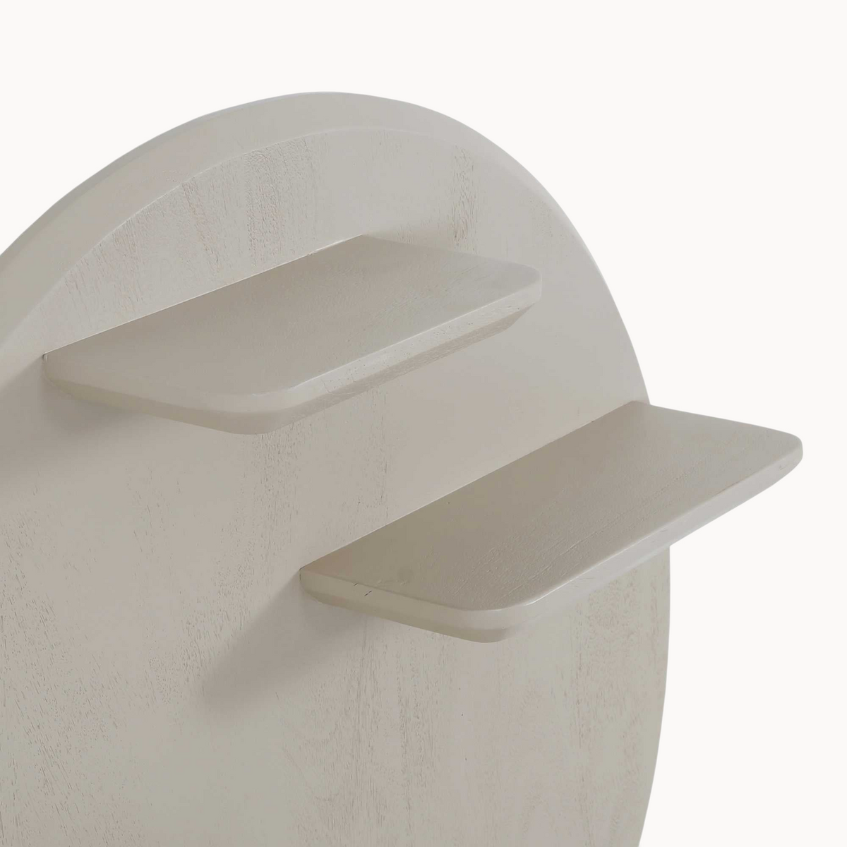 Aika Wandrek Kier, een rond beige houten wandrek met twee zwevende planken in een minimalistisch design.