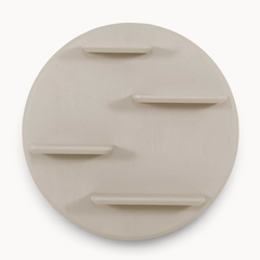 Aika Wandrek Kier, een rond beige houten wandrek met vier asymmetrische legplanken voor decoratieve objecten.