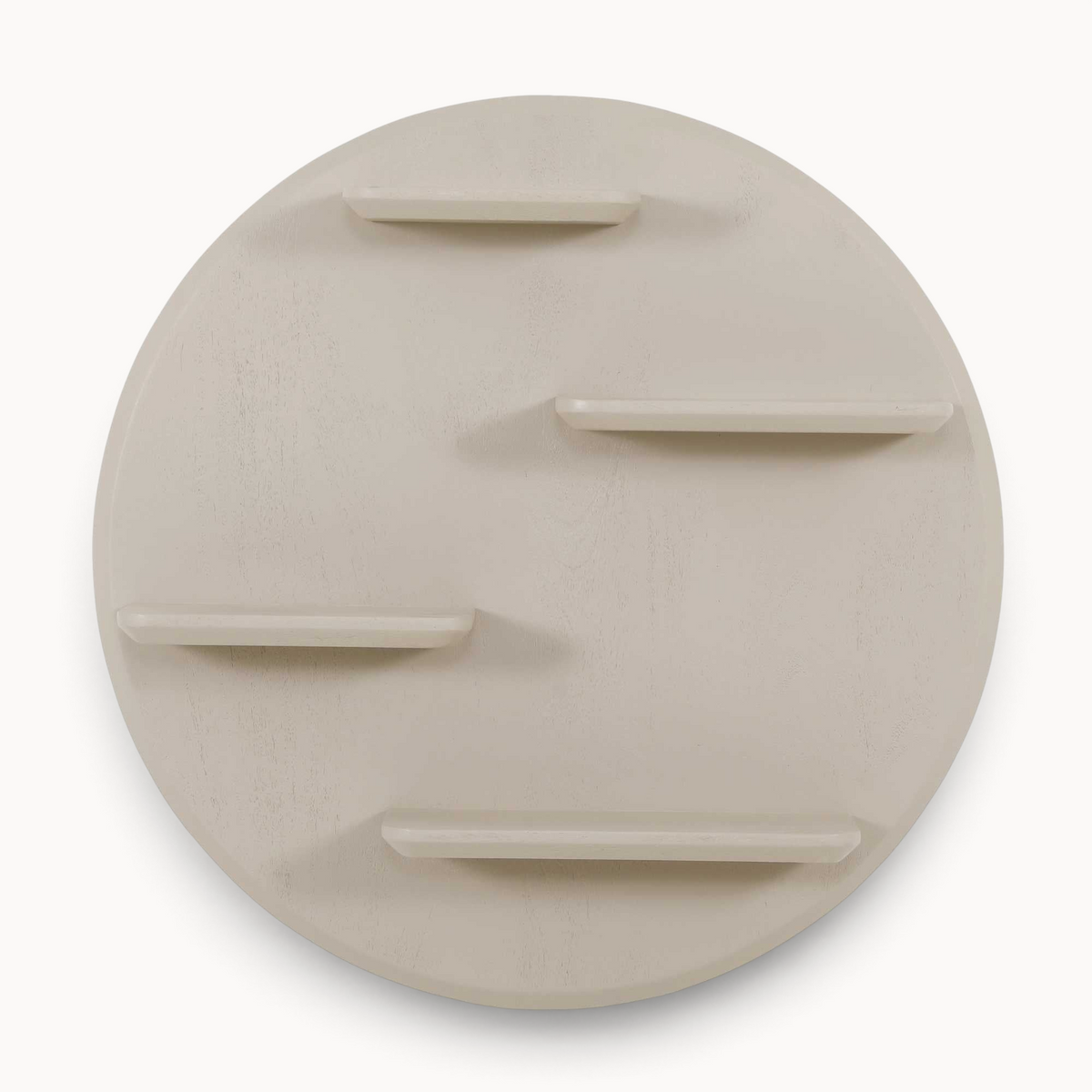 Aika Wandrek Kier, een rond beige houten wandrek met vier asymmetrische legplanken voor decoratieve objecten.