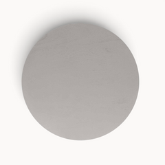 Aika Tansu salontafel in taupe met een rond houten tafelblad en minimalistisch design