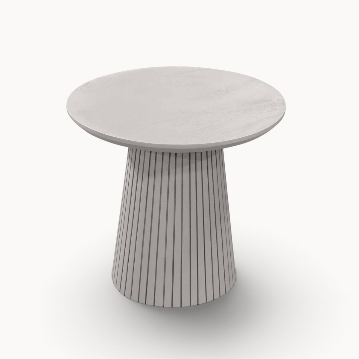 Aika Tansu salontafel in taupe met een rond blad en een geribbelde, conische voet voor een modern interieur.