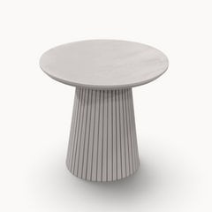 Aika Tansu salontafel in taupe met een rond blad en een geribbelde, conische voet voor een modern interieur.