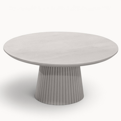 Aika Tansu salontafel in taupe met een rond blad en een geribbelde conische voet voor een modern interieur.