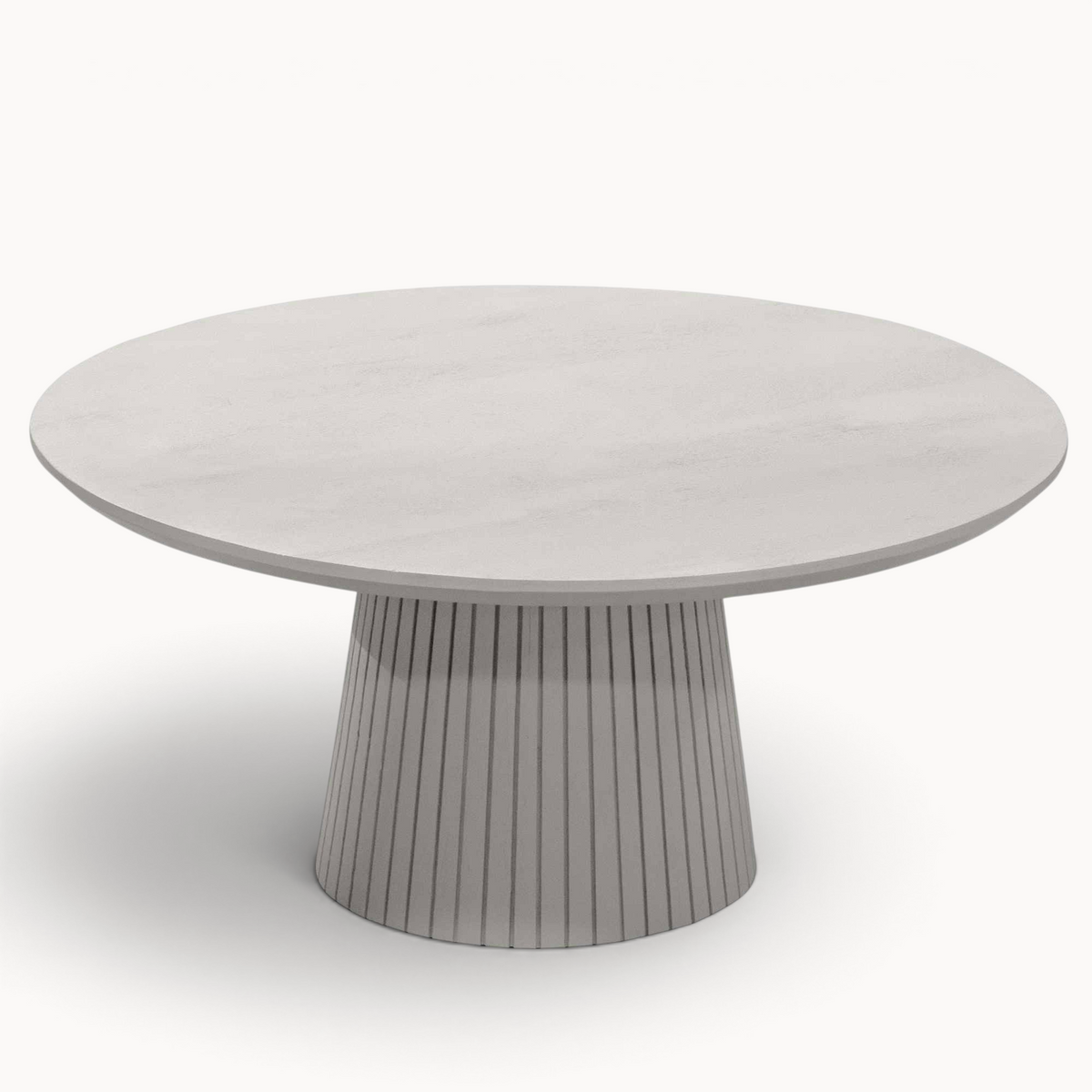 Aika Tansu salontafel in taupe met een rond blad en een geribbelde conische voet voor een modern interieur.