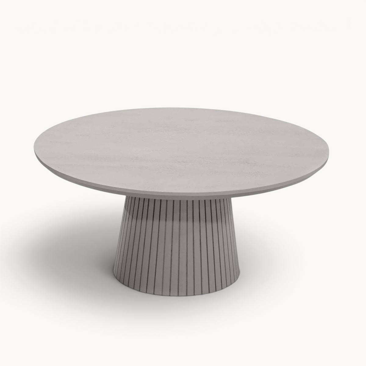 Aika Tansu salontafel in taupe met een rond tafelblad en een geribbelde, kegelvormige voet.
