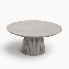 Aika Tansu salontafel in taupe met een rond tafelblad en een geribbelde, kegelvormige voet.