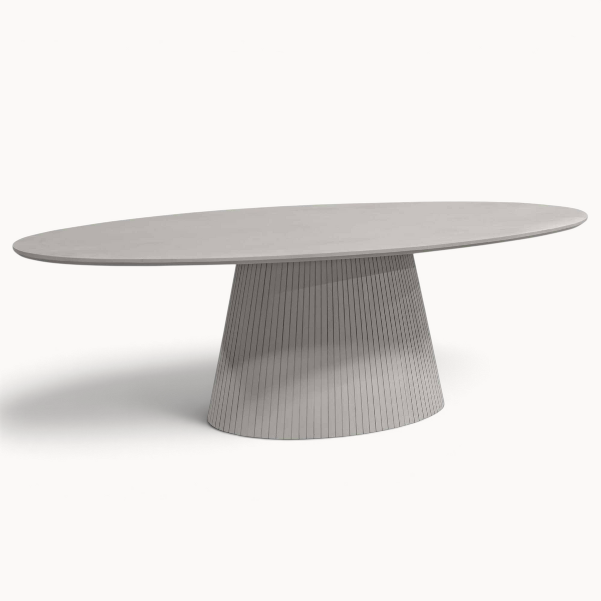 Aika ovale eettafel Tansu in taupe met een geribbeld voetstuk in een modern minimalistisch design.