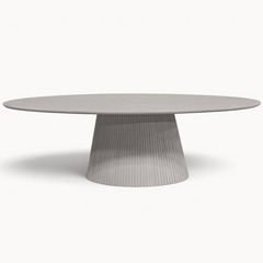 Aika ovale eettafel Tansu in taupe met een modern geribbeld voetstuk en een strak, minimalistisch tafelblad.
