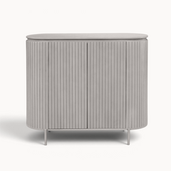Aika Tansu kabinet in taupe met een ovaal ontwerp en verticale latten op de deuren