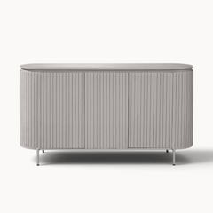 Aika Tansu dressoir in taupe met afgeronde hoeken en een stijlvol geribbeld front op slanke poten.