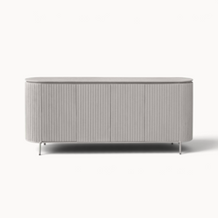 Aika Tansu dressoir in taupe met afgeronde hoeken en een verticaal geribbeld houten ontwerp op slanke poten