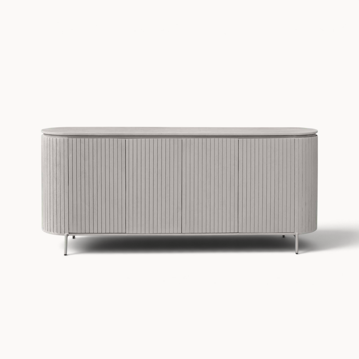 Aika Tansu dressoir in taupe met afgeronde hoeken en een verticaal geribbeld houten ontwerp op slanke poten