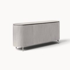 Aika Tansu dressoir in taupe met een elegant geribbeld ontwerp en slanke metalen poten voor een modern interieur.