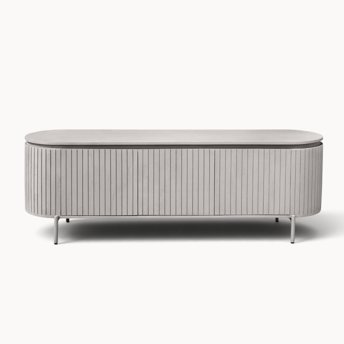 Aika Tansu tv-meubel in taupe met een ovaal ontwerp, geribbelde deuren en slanke metalen poten.