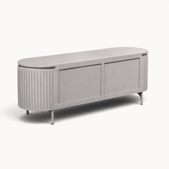 Aika Tansu tv-meubel in taupe met afgeronde hoeken en verticale latten op een minimalistisch onderstel.