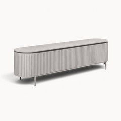 Aika Tansu tv-meubel in taupe met een modern geribbeld ontwerp en afgeronde hoeken op slanke poten.