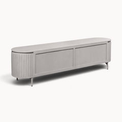 Aika Tansu tv-meubel in taupe met afgeronde hoeken en een geribbeld design op een minimalistisch onderstel.