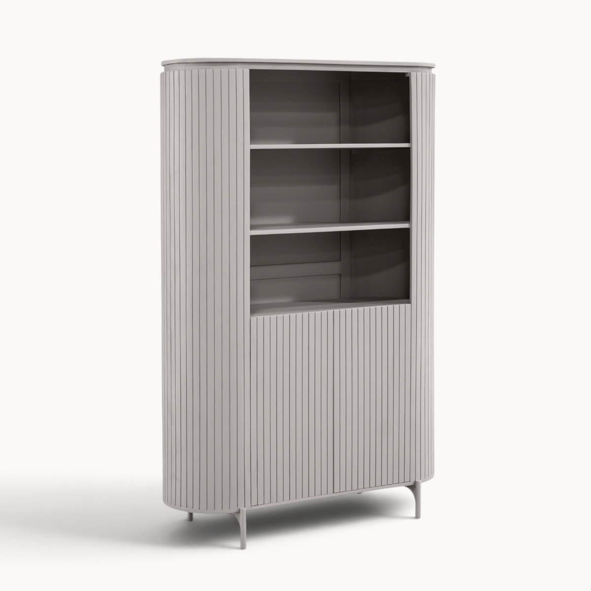 Aika Tansu wandkast in taupe met geribbelde deuren, open vakken en een modern minimalistisch design.