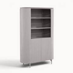 Aika Tansu wandkast in taupe met geribbelde deuren, open vakken en een modern minimalistisch design.