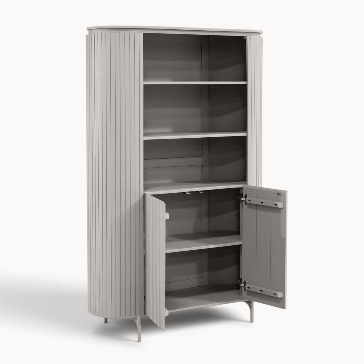 Aika wandkast Tansu in taupe met geribbelde zijkanten, open deuren en legplanken voor stijlvolle opbergruimte.