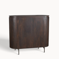Aika Tansu kabinet kast in donkerbruin hout met een geribbelde afwerking en slanke metalen poten