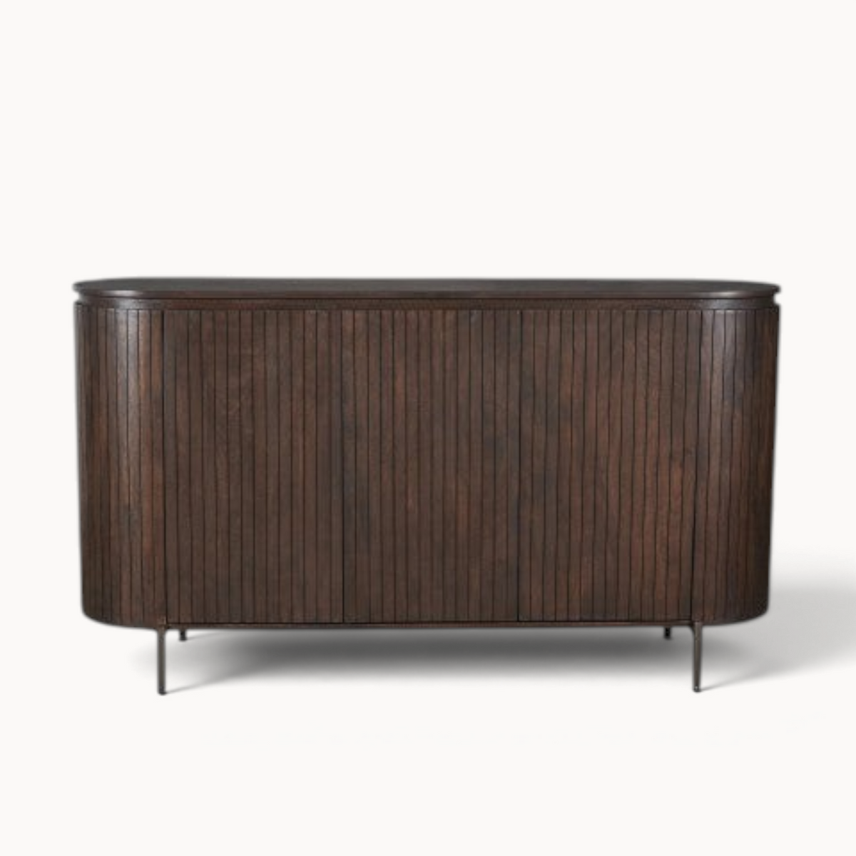 Aika Tansu dressoir in donkerbruin hout met een geribbelde textuur en afgeronde hoeken op slanke metalen poten.