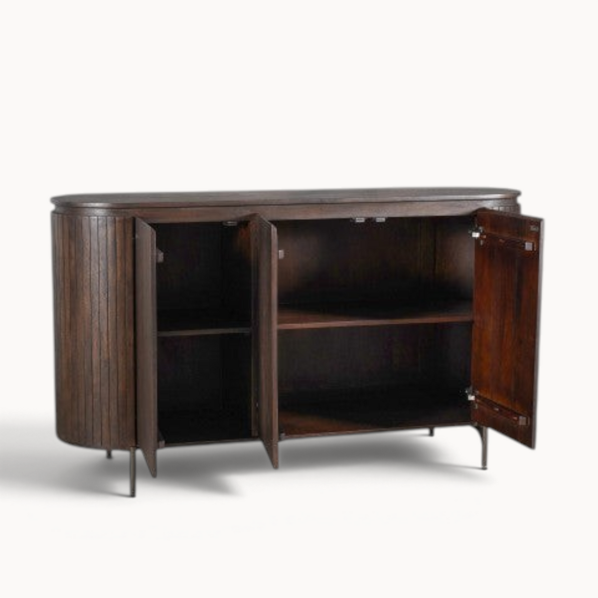 Aika Tansu dressoir in bruin hout met afgeronde zijkanten en openstaande deuren voor extra opbergruimte.