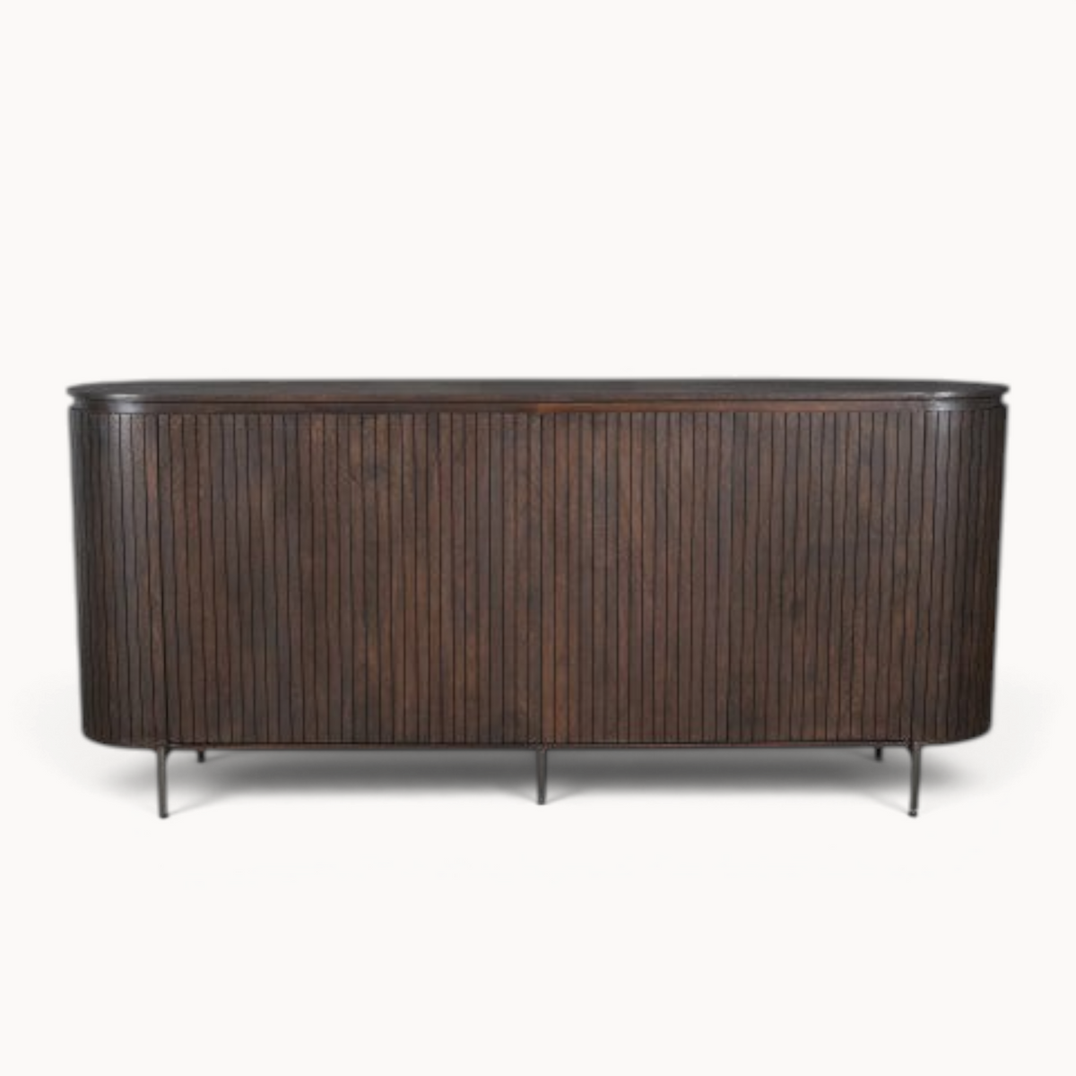 Aika Tansu dressoir in donkerbruin hout met een elegant geribbeld ontwerp en afgeronde hoeken op slanke poten.