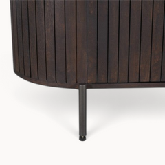 Aika Tansu tv-meubel in donkerbruin hout met een geribbeld ontwerp en slanke metalen pootjes