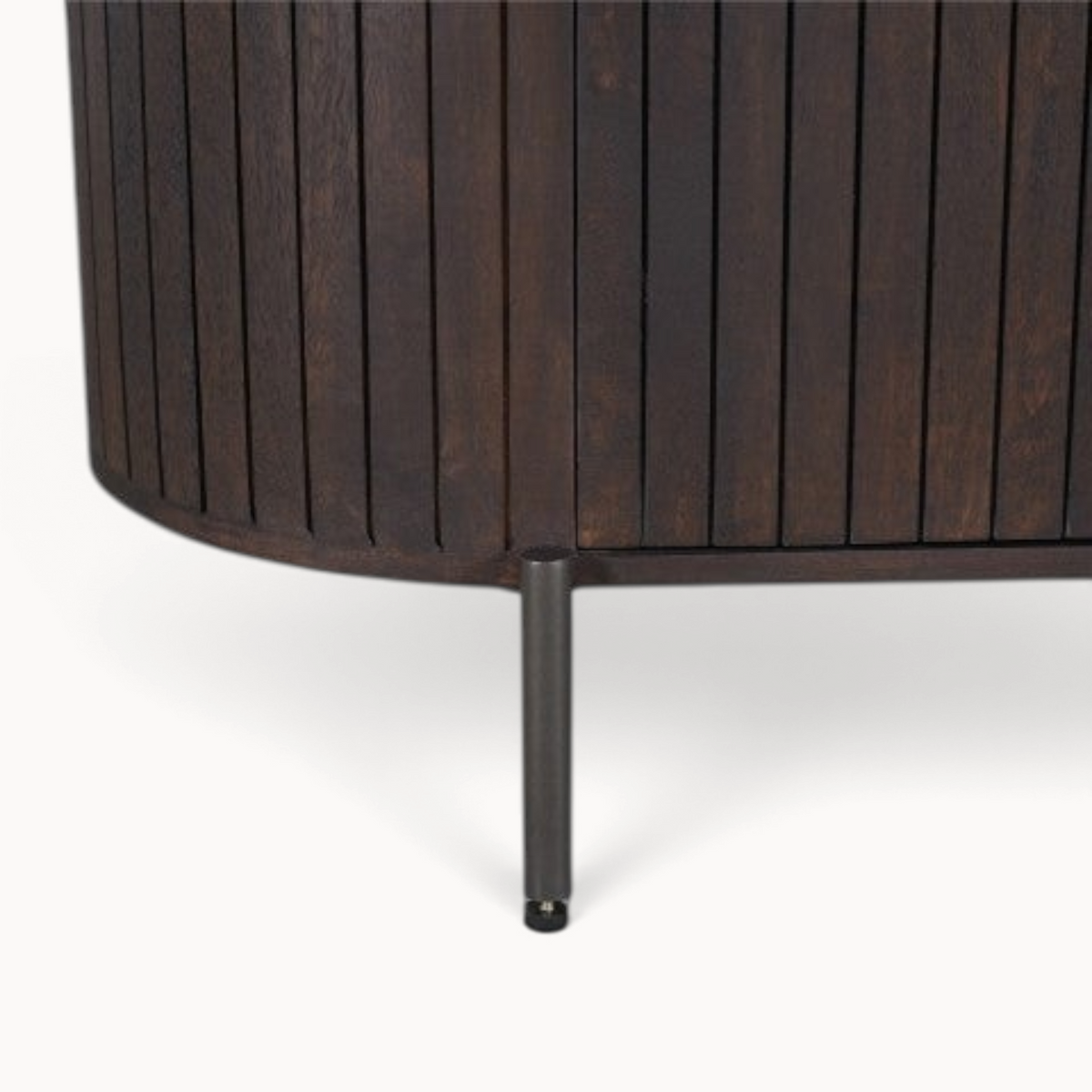 Aika Tansu tv-meubel in donkerbruin hout met een geribbeld ontwerp en slanke metalen pootjes