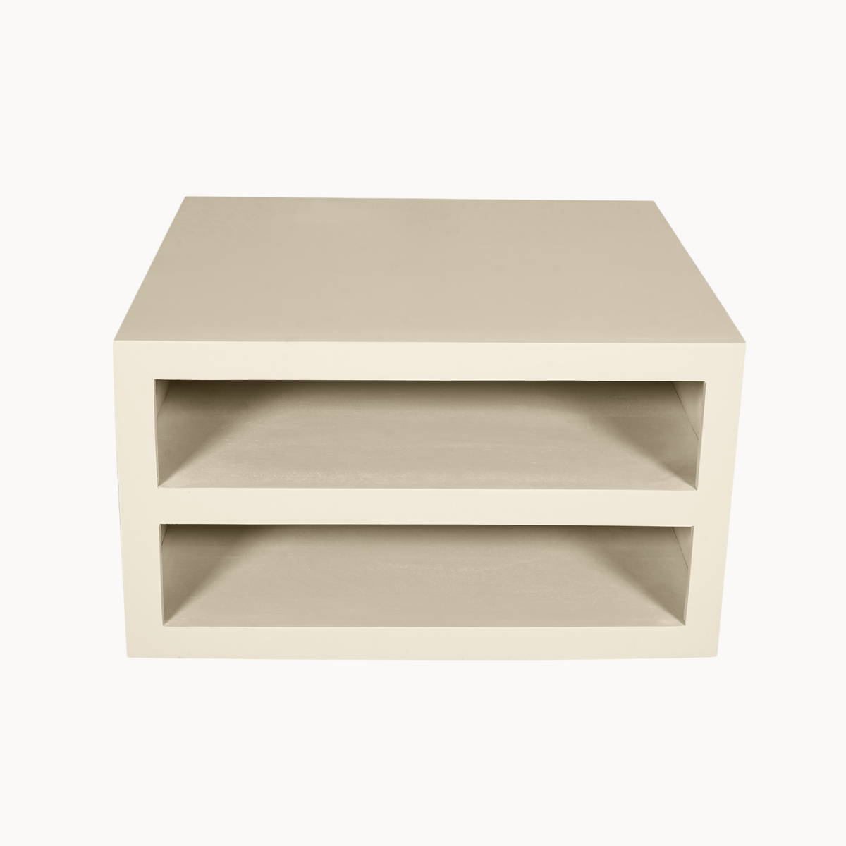 Vierkante Aika Nerra salontafel in zandkleur met twee open opbergvakken voor een modern interieur.