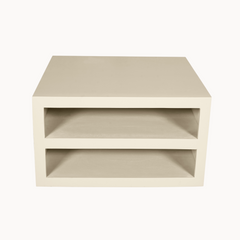 Vierkante Aika Nerra salontafel in zandkleur met twee open opbergvakken voor een modern interieur.
