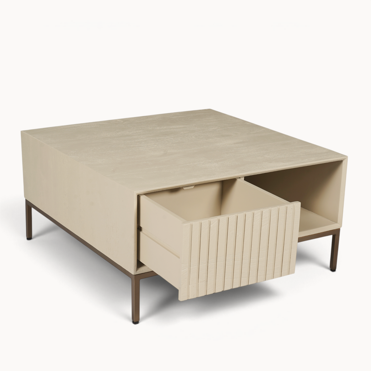 Aika vierkante salontafel Sova in zandkleur met een open lade en latjesdetail op slanke metalen poten