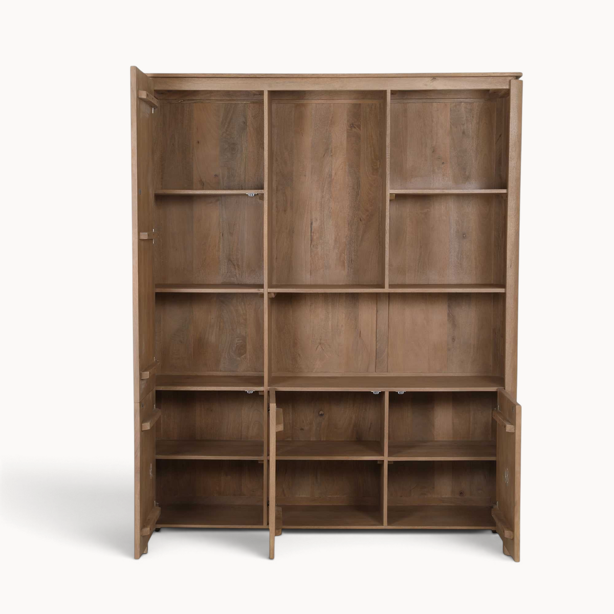 Aika Vakkenkast XL Iwa in naturel hout met open vakken en deuren voor ruime opbergmogelijkheden in een interieur.