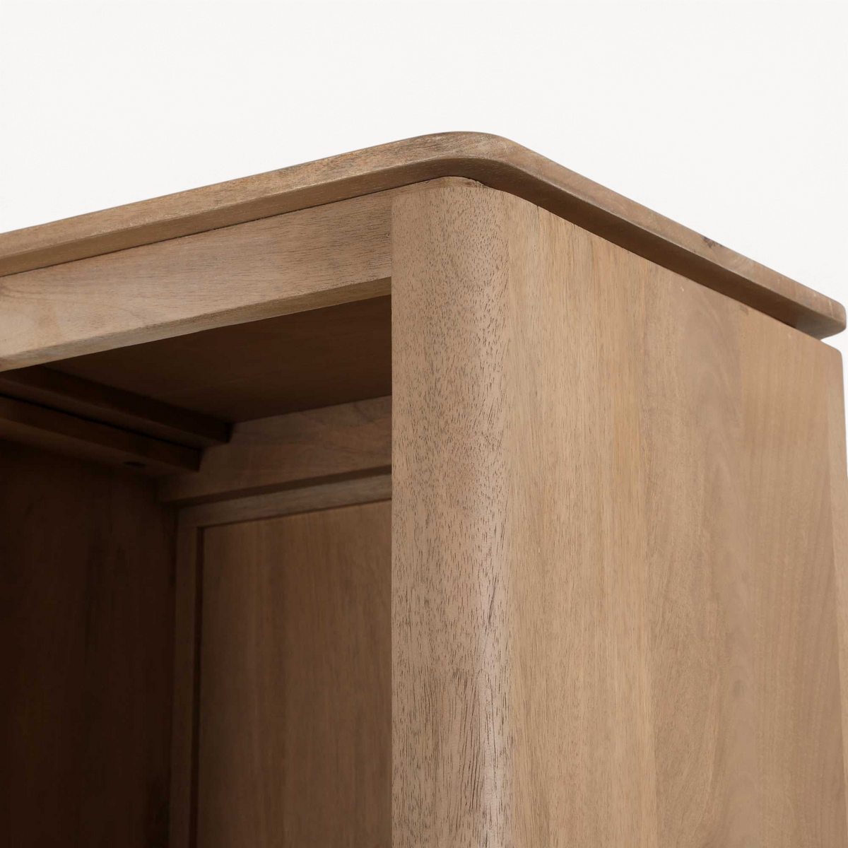 Detailopname van de Aika Vakkenkast XL Iwa in naturel hout met afgeronde hoeken en een warme houtnerf textuur.